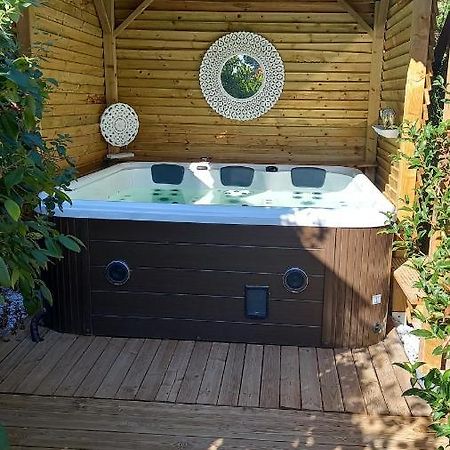 Arche De Lanoe Jacuzzi Bed and Breakfast Labastide-Saint-Pierre Exteriör bild